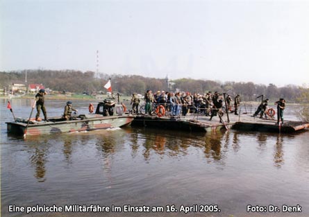 Bild 3 Eine polnische Militärfähre im Einsatz am 16. April 2005