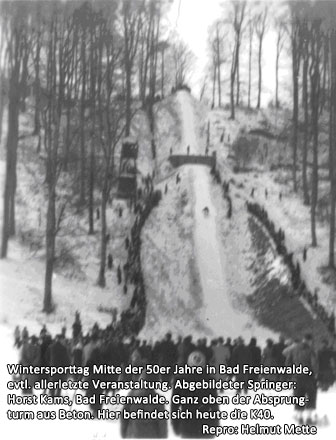 Wintersporttag Mitte der 50er Jahre in Bad Freienwalde , evtl. allerletzte Veranstaltung. Abgebildeter Springer : Horst Kams, Bad Freienwalde. Ganz oben der Absprungturm aus Beton. Hier befindet sich heute die K40.