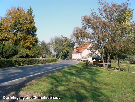 Dorfeingang und Gemeindehaus